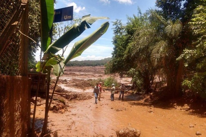 Uma grande quantidade de lama atingiu casas da comunidade de Vila Ferteco e parte da área administrativa da Vale após as barragens de feijão se romperem, em Brumadinho (MG). | Corpo de Bombeiros/ Divulgação