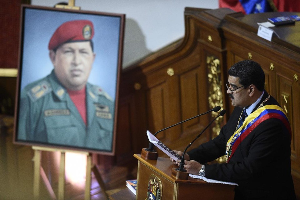 O ditador venezuelano, Nicolás Maduro fala diante da Assembleia Nacional Constituinte, ao lado de um retrato de Hugo Chavez, para anunciar o seu plano de governo, em Caracas, nesta segunda (14) | FEDERICO PARRA / AFP