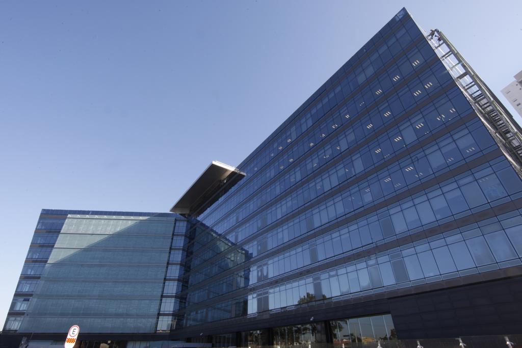 Fachada do Jardim Botânico Corporate onde funciona o Centro de Treinamento de Bots da Vivo, em Curitiba. | Aniele Nascimento/Gazeta do Povo