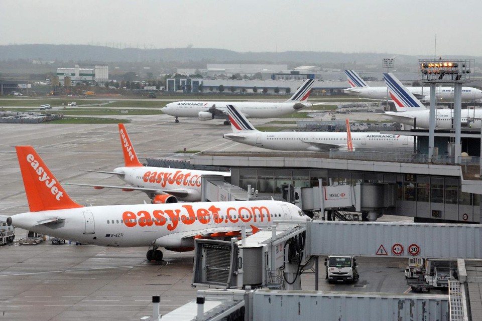 Foto de arquivo mostra aeronaves da easyJet e a Air France na pista do aeroporto de Paris-Orly, ao sul de Paris, França | ERIC PIERMONT/AFP