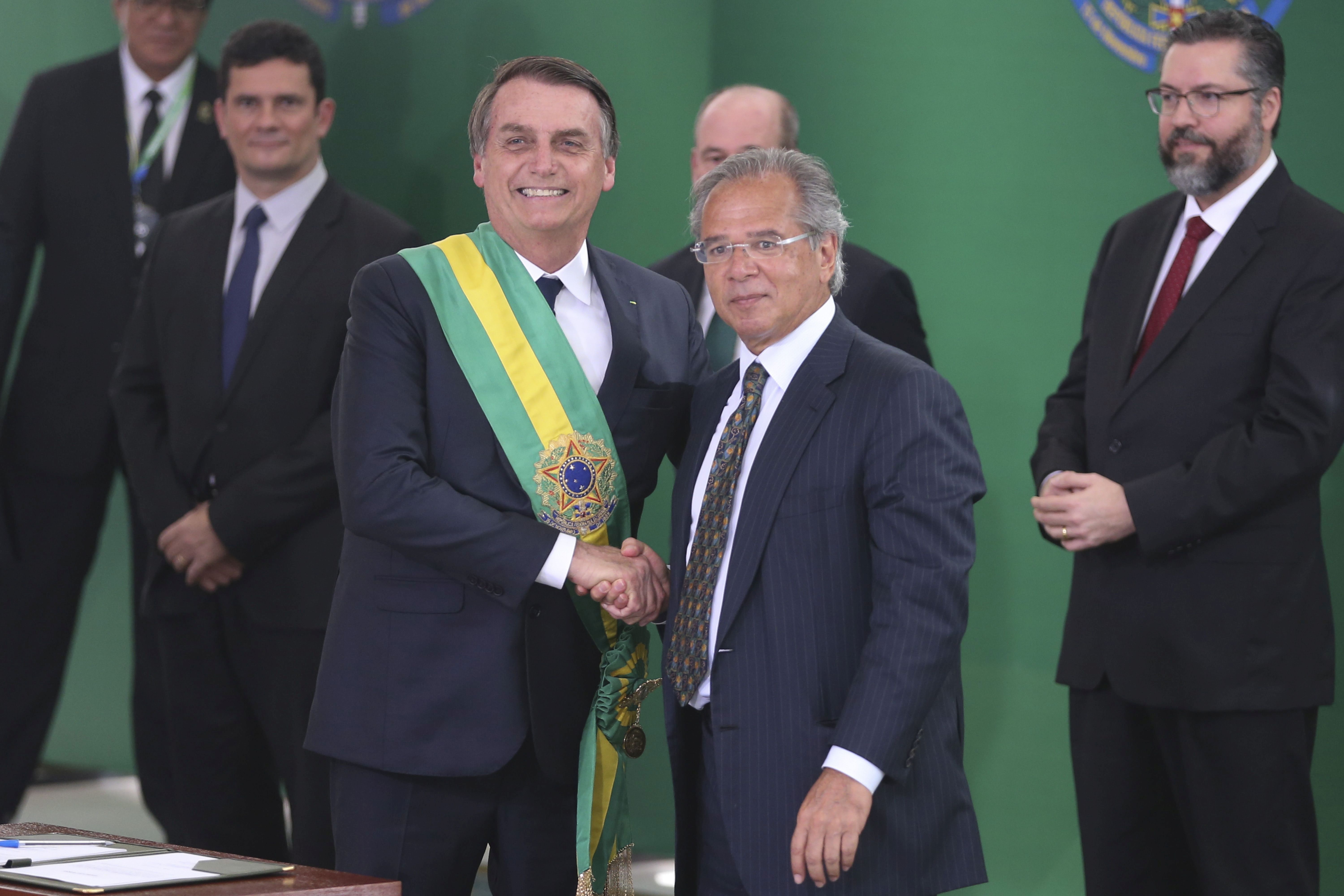 Presidente Jair Bolsonaro empossa o ministro da Economia, Paulo Guedes. | Valter Campanato/Agência Brasil
