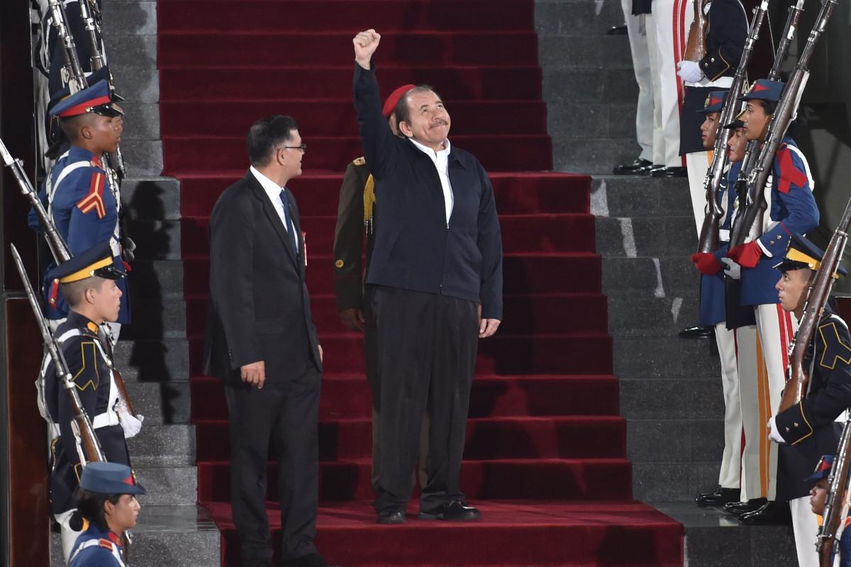 Ditador da Nicarágua, Daniel Ortega, chegando na posse do ditador da Venezuela, Nicolás Maduro | YURI CORTEZ/AFP