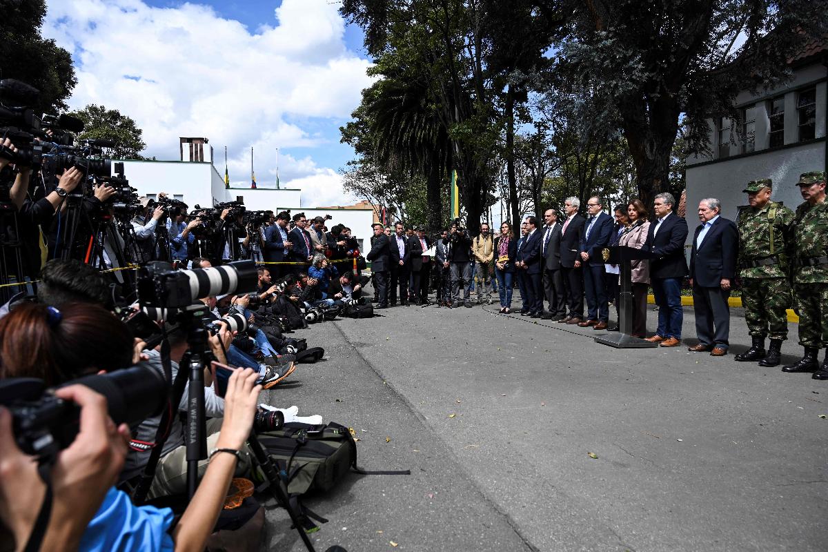 O presidente da Colômbia, Iván Duque, fala à imprensa na escola de cadetes onde um carro com explosivos deixou 9 mortos e 54 feridos na manhã de quinta-feira (17), em Bogotá |  JUAN BARRETO / AFP