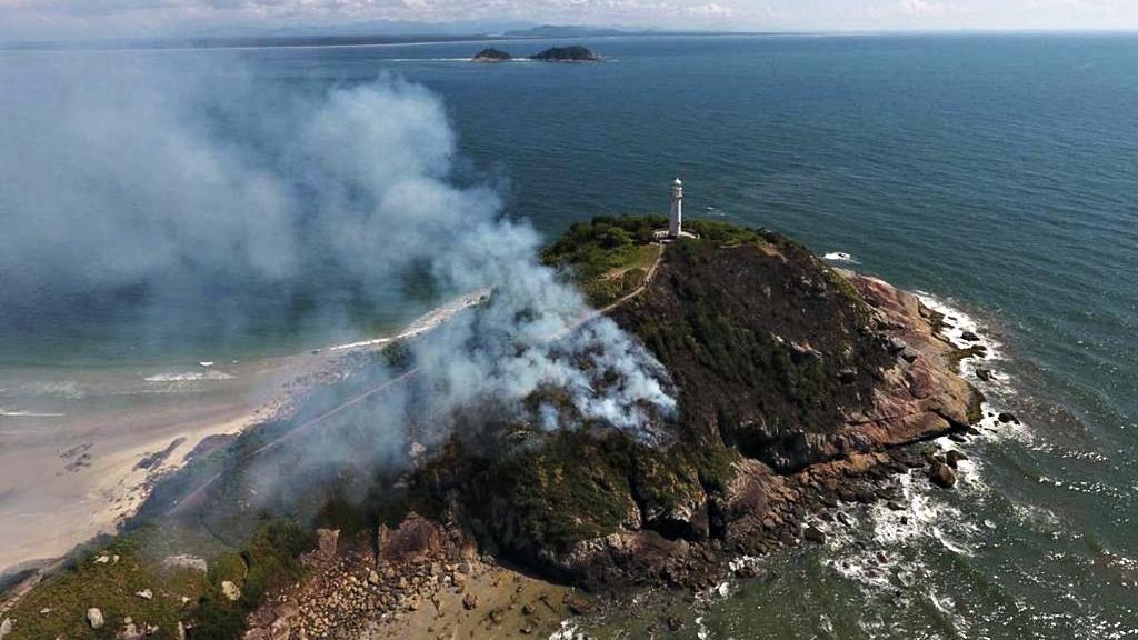 Segundo moradores, um turista estava brincando com fogo pouco antes do incêndio na Ilha do Mel | Carlos França Photography/Colaboração