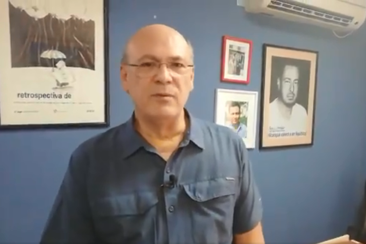 Na imagem, o jornalista Carlos Fernando Chamorro denuncia que as instalações do El Confidencial foram saqueadas pela polícia orteguista | Reprodução/Vídeo/Twitter