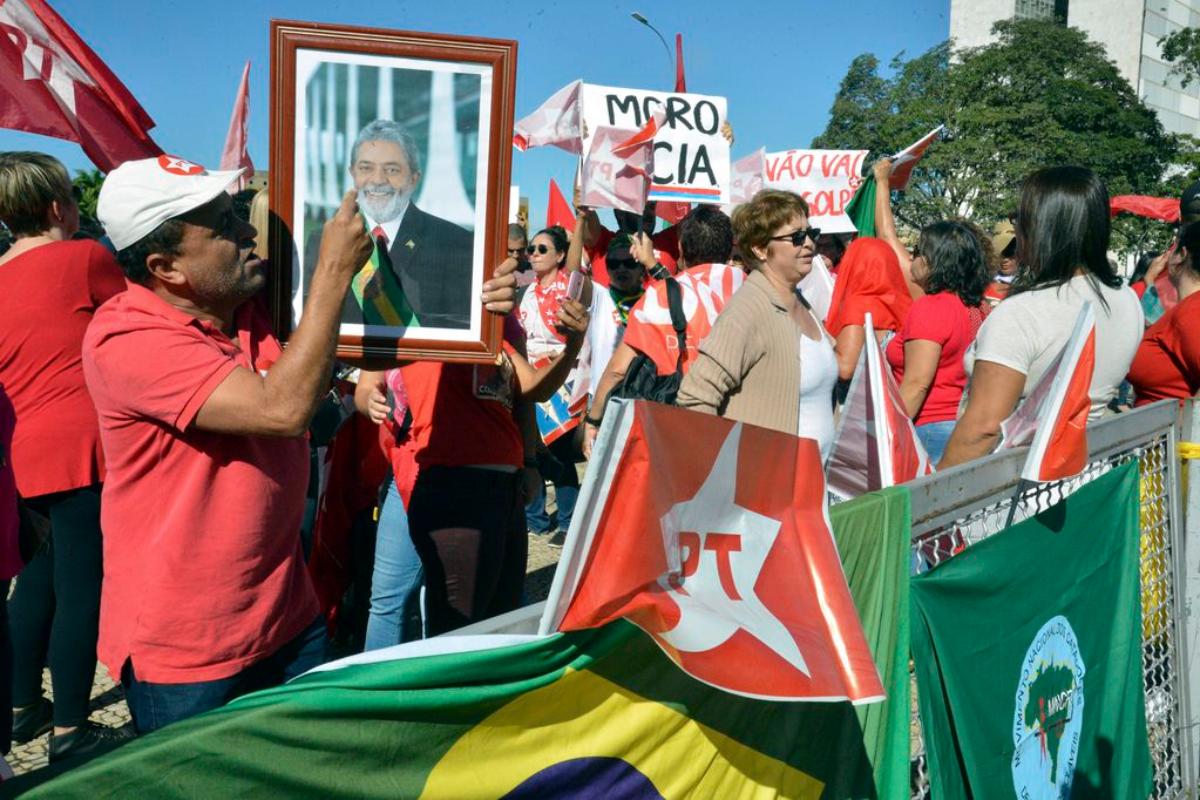 Manifestantes se reúnem em frente ao Palácio do Planalto para defender o governo Dilma, e a posse do ex-presidente Lula como ministro-chefe da Casa Civil, em março de 2016 | JoséCruz/Agência Brasil