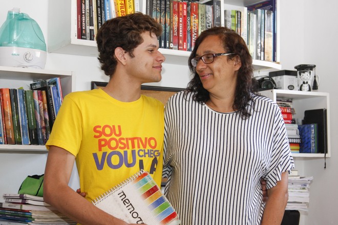 Renan Santos Viana, filho de porteiro e diarista, calouro de Medicina na UFPR e a mãe, Sandra Regina dos Santos. | Cassiano Rosario/Gazeta do Povo