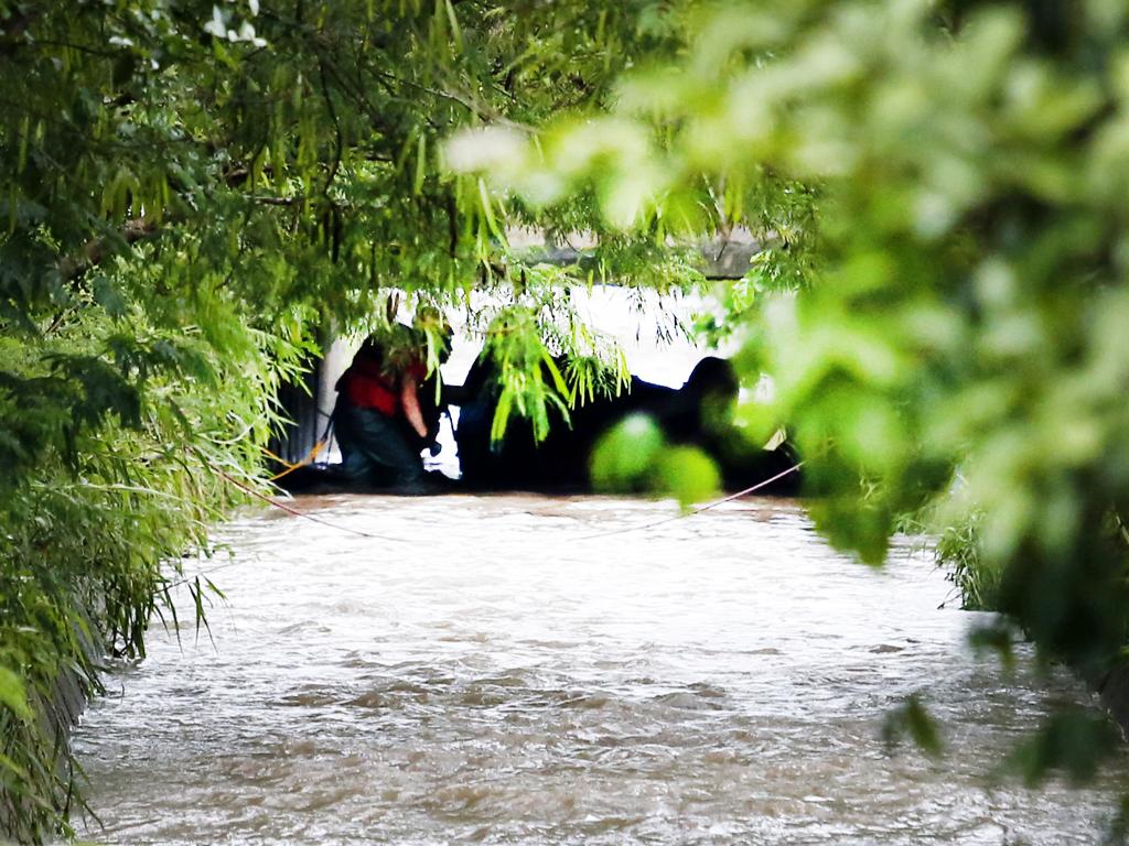 Grupo de Operações de Socorro Tático (Gost) trabalha na busca do ponto da ocorrência, no Boqueirão, até Araucária. | Marco Charneski/Tribuna do Parana