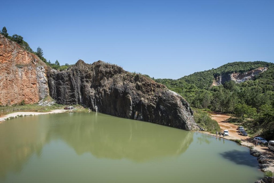 Homem estava nadando na lagoa de uma pedreira desativada quando e afogou | Leticia Akemi/Gazeta do Povo