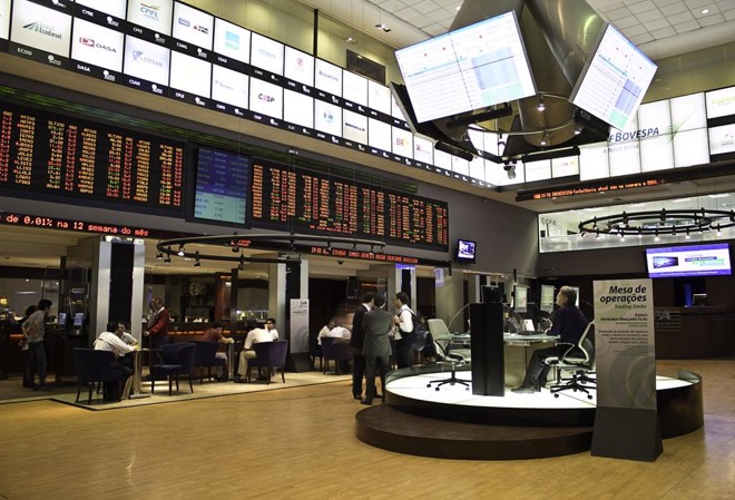 Hall da Bolsa brasileira, a B3, em São Paulo. Investimento é boa opção para quem tem planos de médio ou curto prazo. | Bigstock/