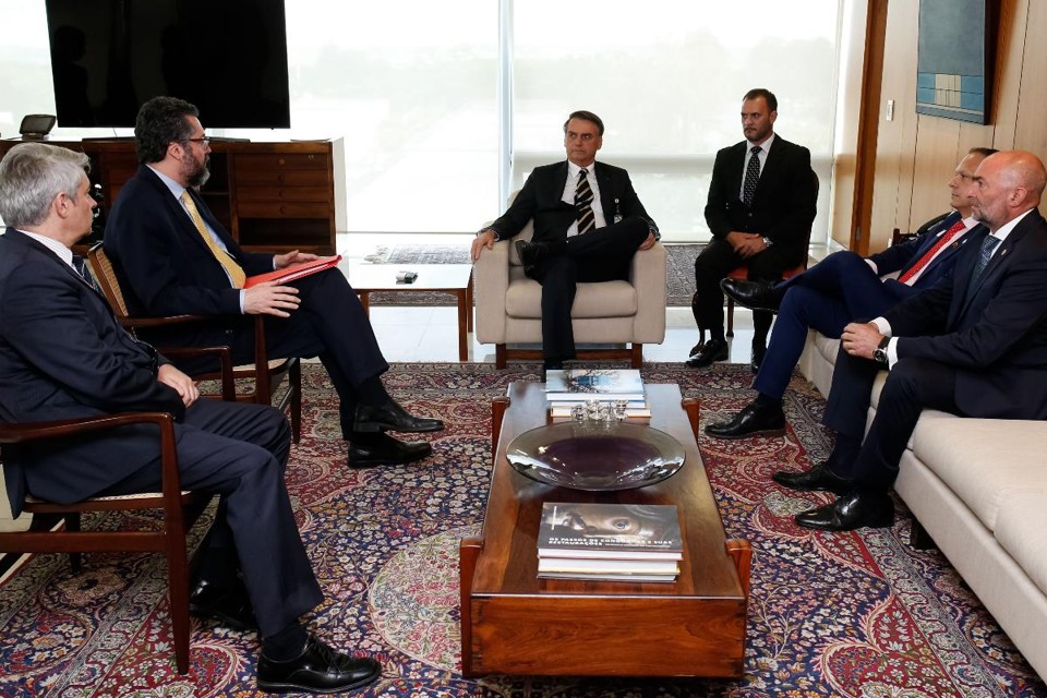 O chanceler brasileiro, Ernesto Araújo, o presidente do Brasil, Jair Bolsonaro, o presidente do Tribunal Supremo da Venezuela no exílio, Miguel Ángel Martín, e o representante da OEA, Gustavo Cinosi | ALAN SANTOS / AFP