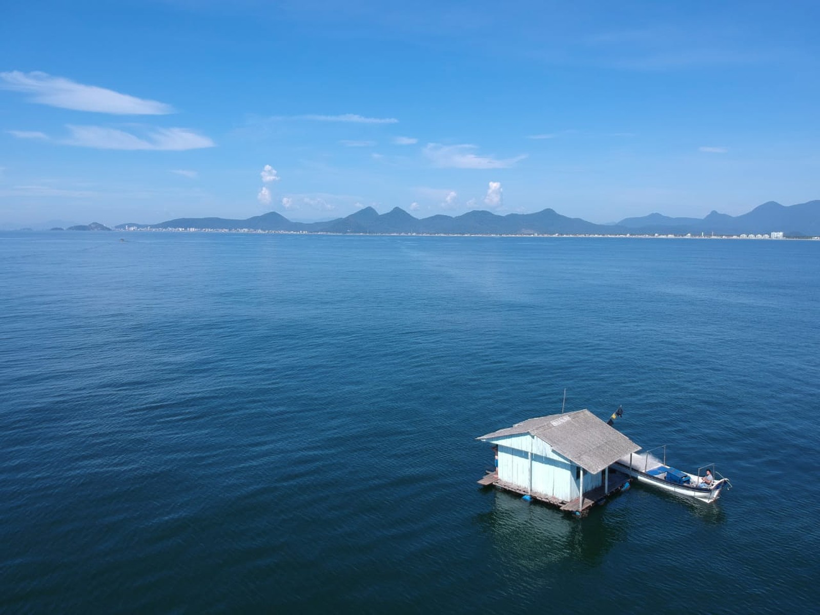 Casa boiando no alto mar chamou a atenção dos pescadores de Matinhos, no Litoral do Paraná. | Almir Alves / Prefeitura de Matinhos/