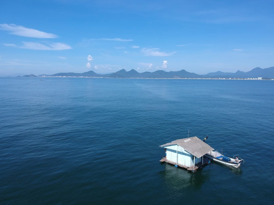 Casa boiando no alto mar chamou a atenção dos pescadores de Matinhos, no Litoral do Paraná. | Almir Alves / Prefeitura de Matinhos/