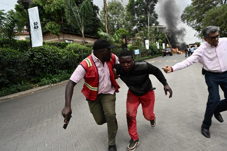 Homem ferido é evacuado do complexo hoteleiro no subúrbio de Westlands, em Nairobi, Quênia | SIMON MAINAAFP