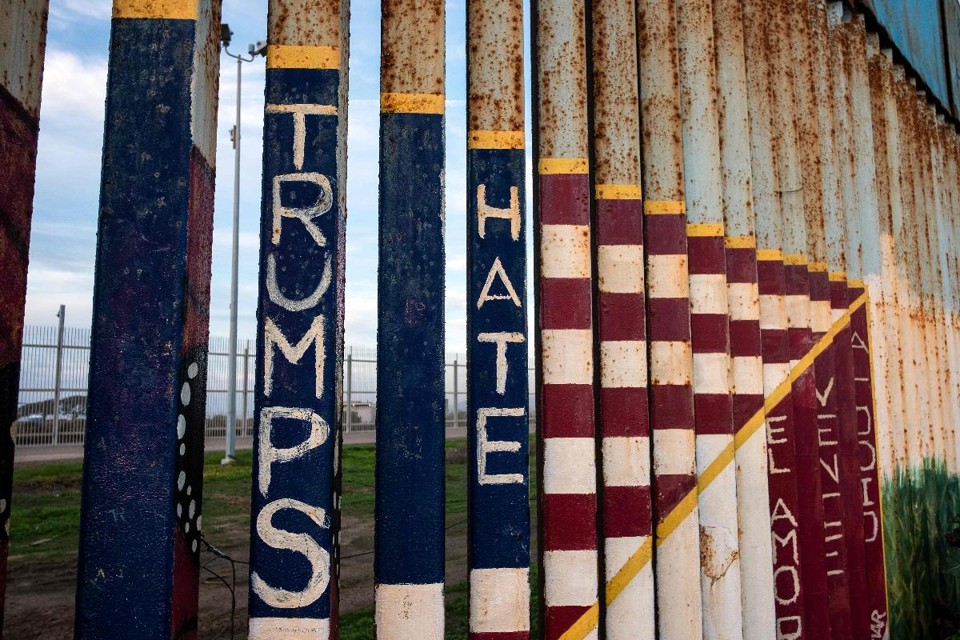 Uma seção da cerca da fronteira EUA-México é vista de Tijuana, no estado de Baja California, México, em 8 de janeiro de 2019 | GUILLERMO ARIAS/AFP