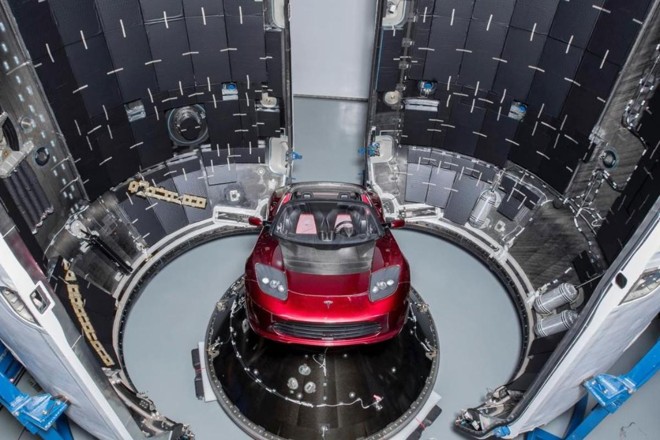 Na foto, o Tesla Roadster, primeiro carro enviado ao espaço por um foguete da SpaceX, outra empresa de Musk, em fevereiro de 2018. | Divulgação SpaceX