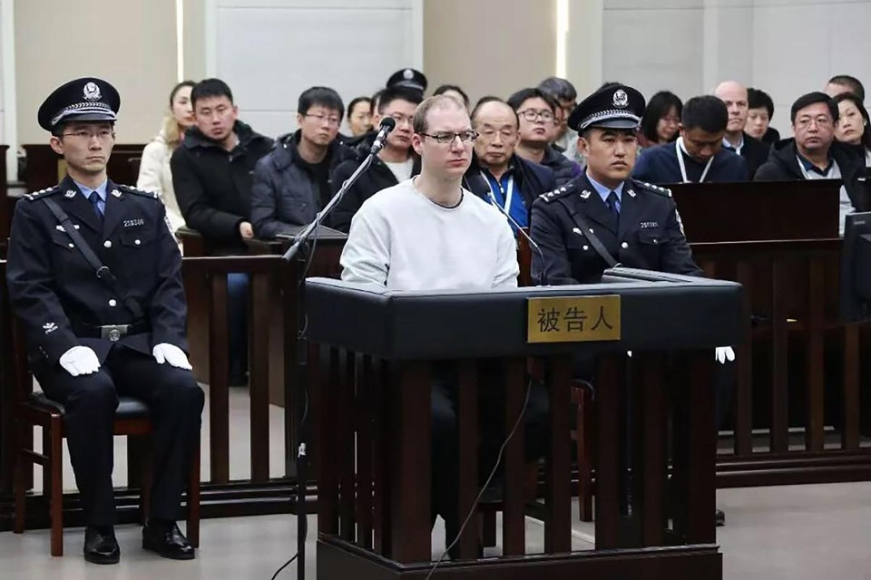 Canadense Robert Lloyd Schellenberg (C) durante o seu julgamento por narcotráfico no tribunal de Dalian, na província de Liaoning, no nordeste da China, em 14 de janeiro de 2019 | Divulgação/Tribunal Intermediário dos Povos de Dalian/AFP
