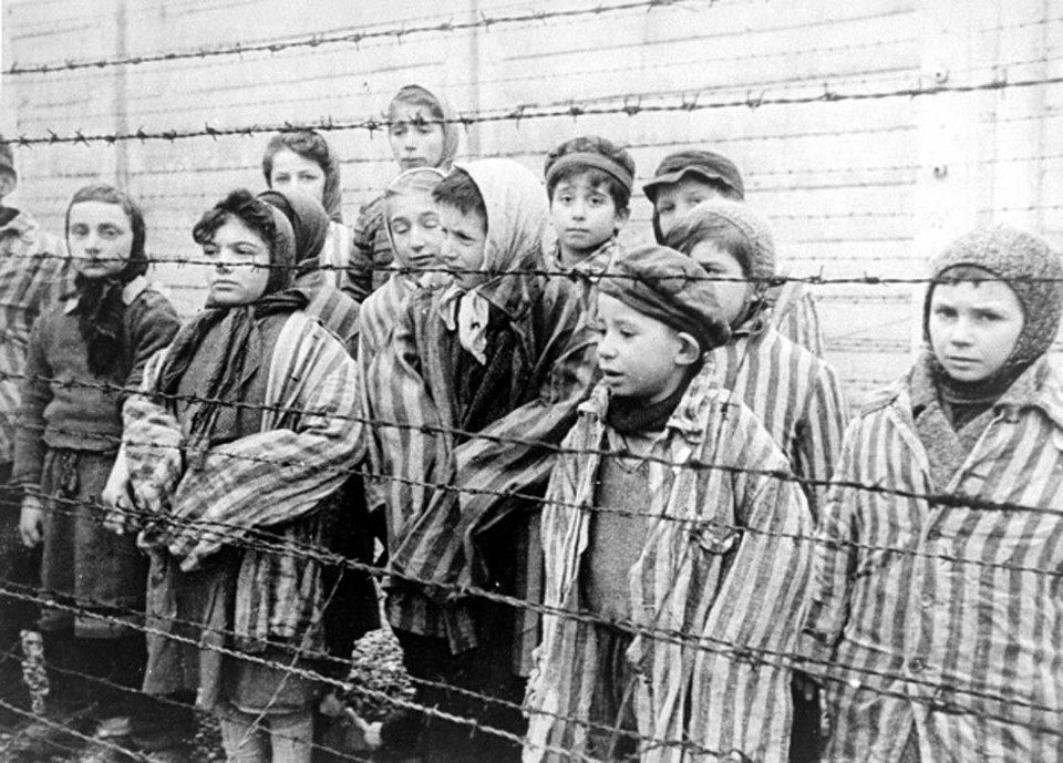 Crianças em um campo de concentração na Alemanha, libertadas em janeiro de 1945 | Wikimedia Commons/Reprodução