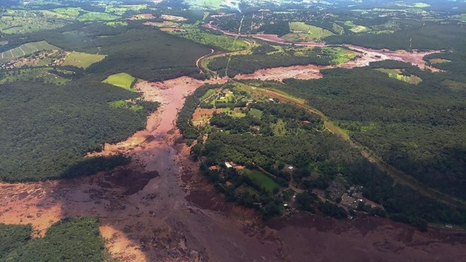 Imagem aérea do Corpo de Bombeiros mostra a dimensão do incidente: rejeitos da barragem que se rompeu atingiram o rio Paraopeba, que deságua no rio São Francisco. | AFP