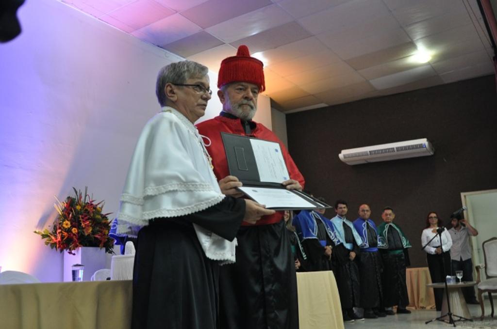 Lula recebendo o título de doutor honoris causa na Universidade Federal do Piauí, em setembro de 2017, das mãos do atual reitor, José Arimatéia Dantas Lopes | Divulgação/UFPI