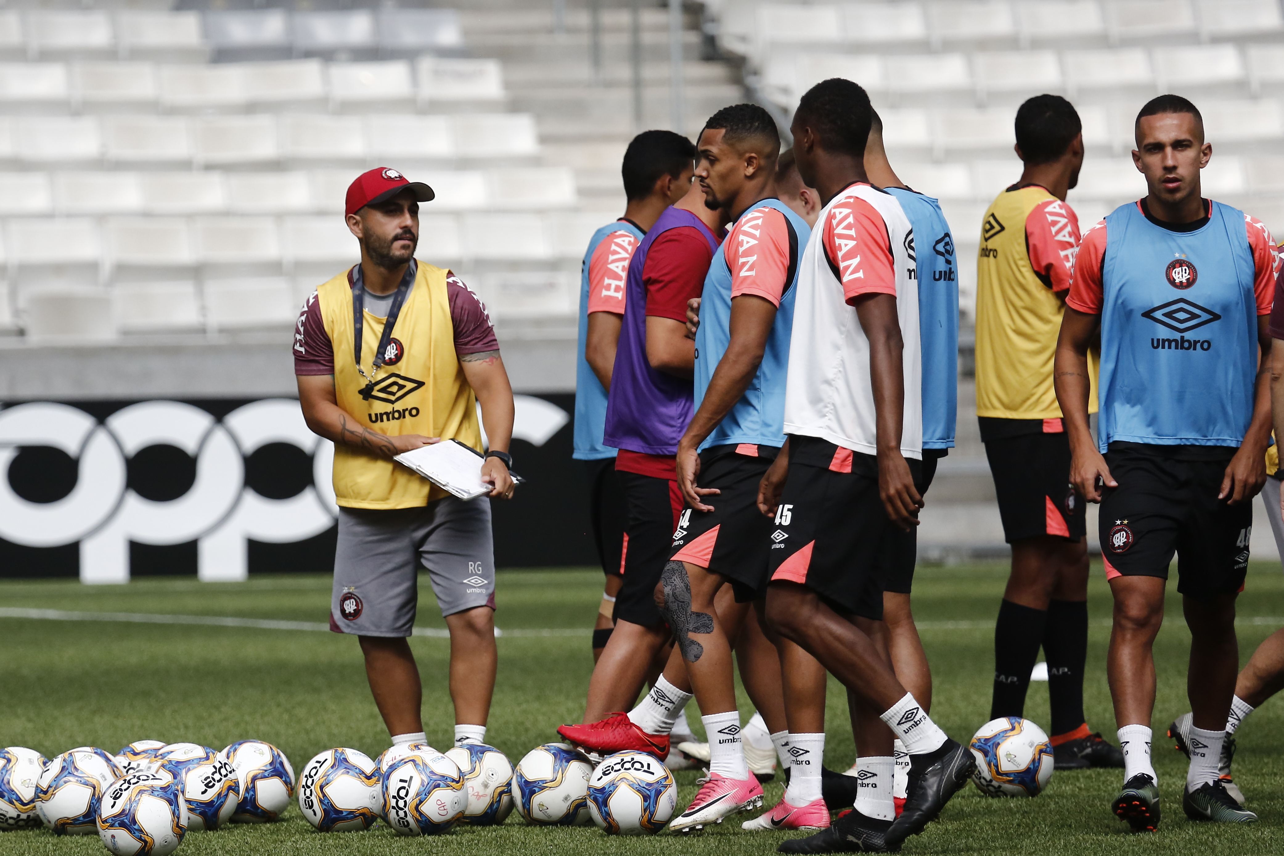 Técnico Rafael Guanaes oriente time de aspirantes do Athletico antes de jogo contra o FC Cascavel | André Rodrigues/Gazeta do Povo