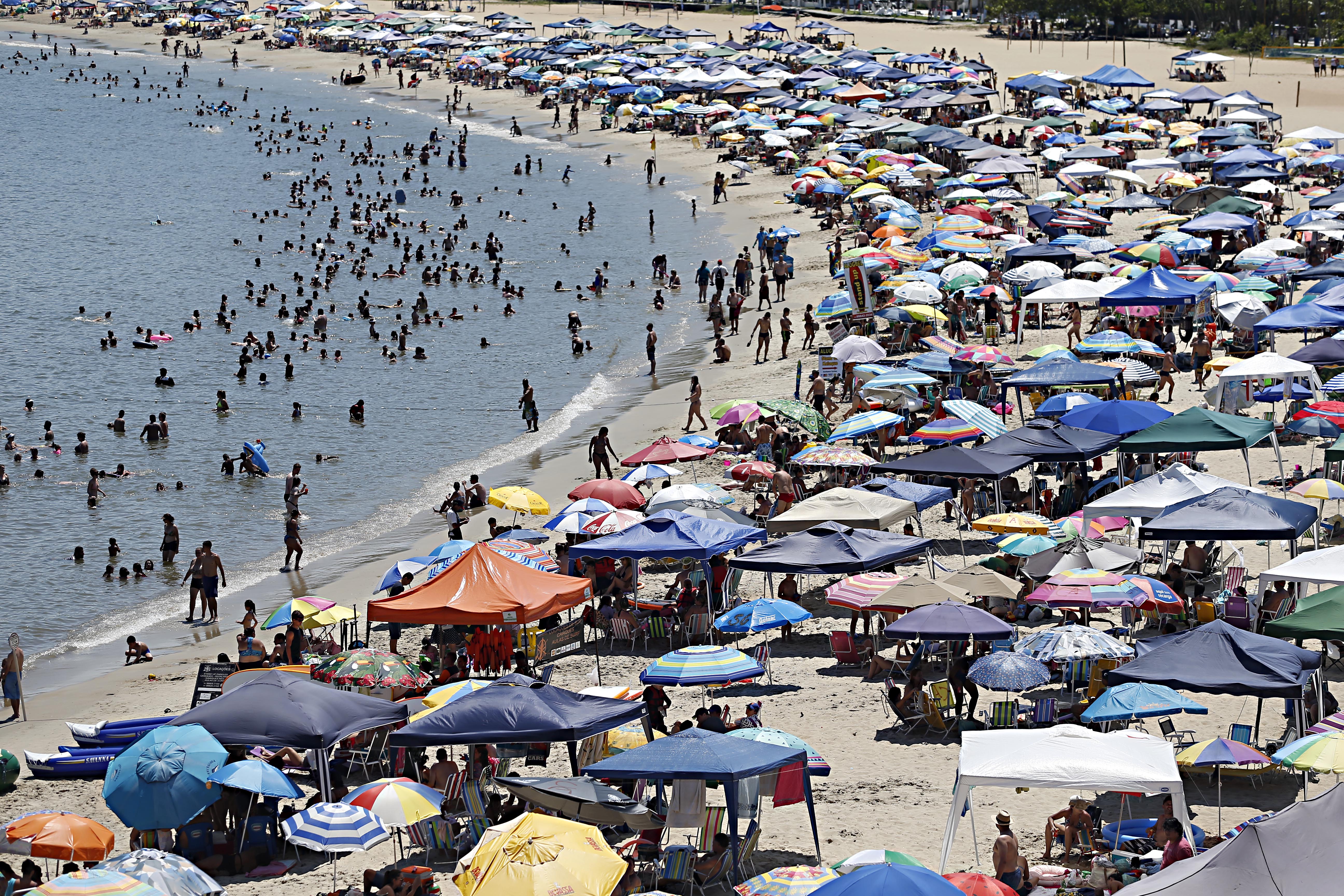 Praia Mansa de Caiobá completamente lotada no ano novo. | Albari Rosa/Gazeta do Povo