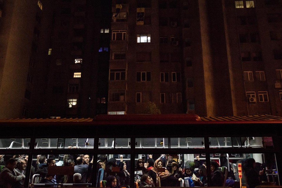 Passageiros de ônibus em Teerã, Irã, em 21 de novembro de 2018 | ARASH KHAMOOSHI/
NYT