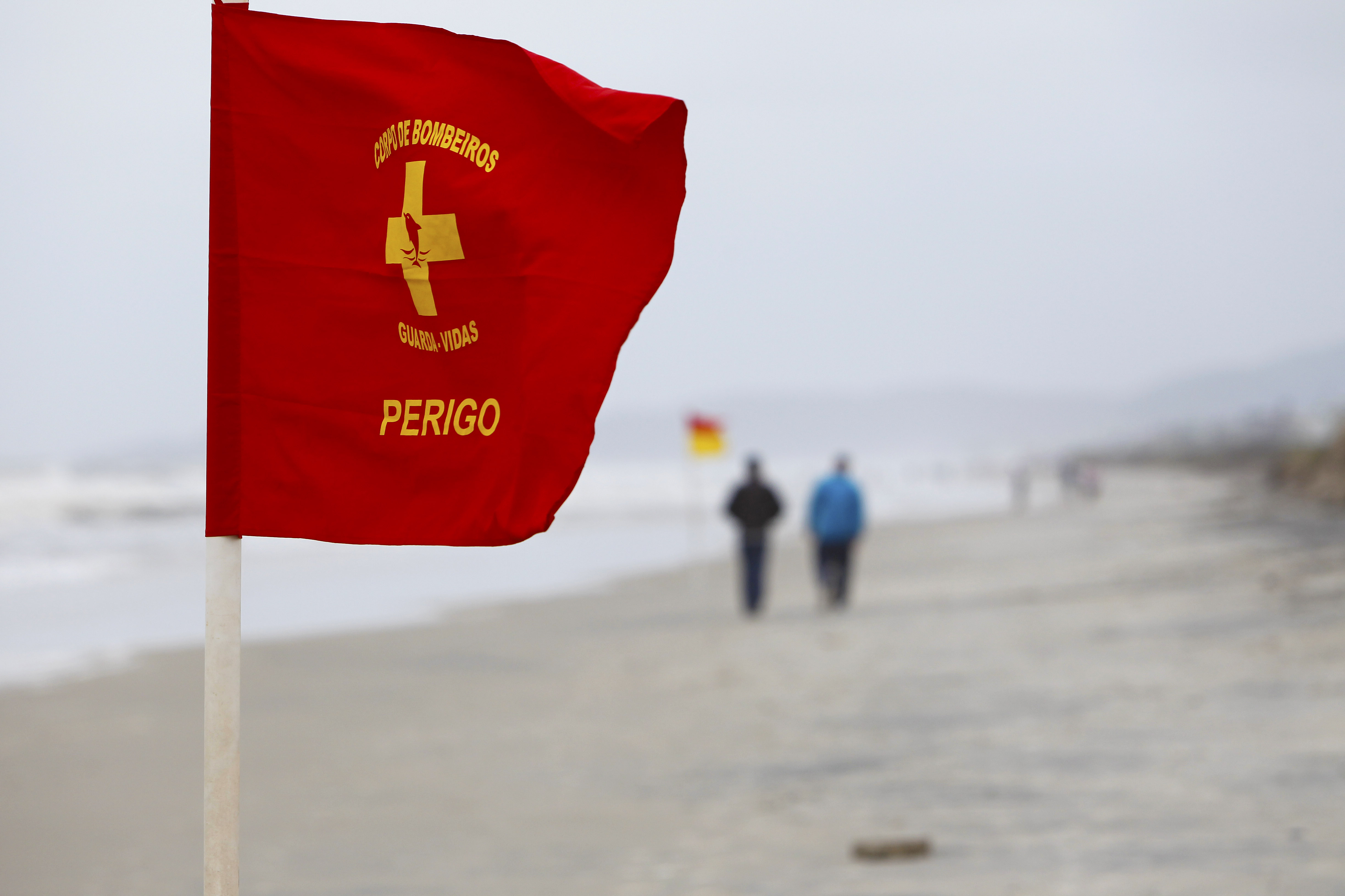 Orientação dos bombeiros é para que os banhistas só entrem no mar em áreas liberadas pelas bandeiras. | Antônio More/Gazeta do Povo/Arquivo