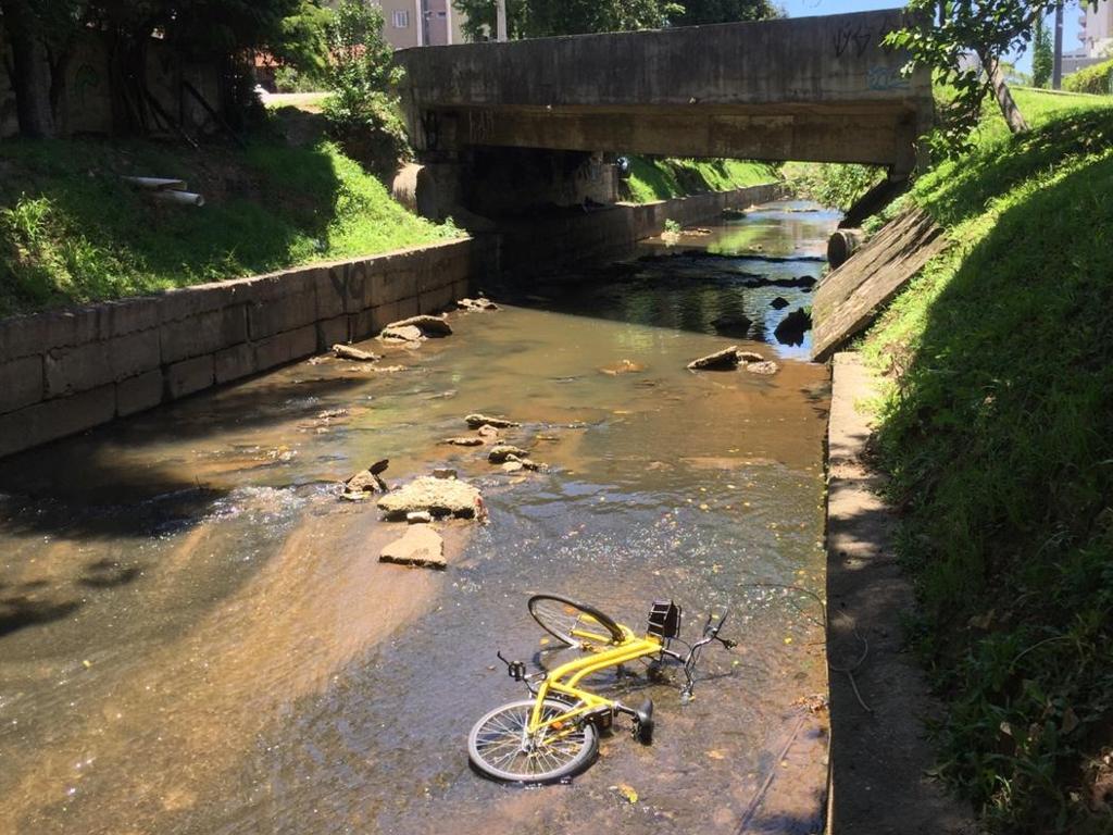 Bicicleta estava jogada dentro do Canal Belém | Felipe Rosa/Tribuna do Paraná