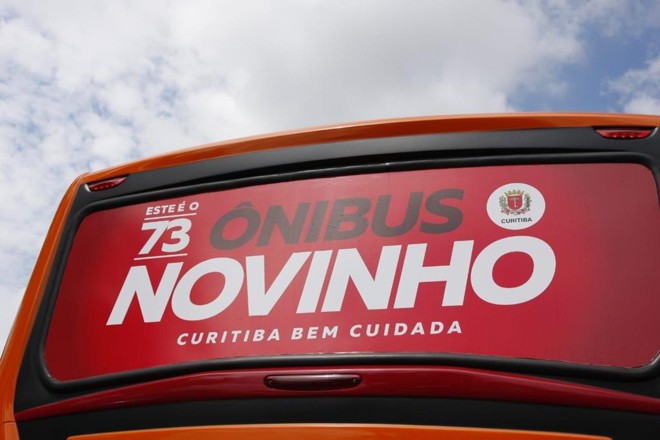 Novos ônibus que a prefeitura de Curitiba entrega no Parque Barigui nesta quinta-feira. | Cassiano Rosario / Gazeta do Povo