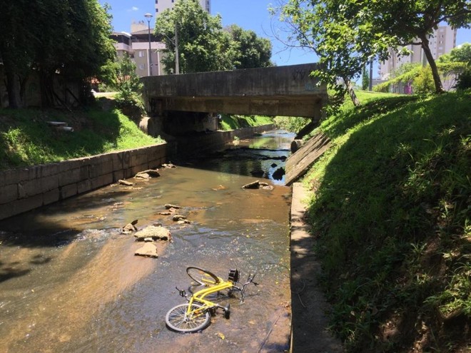 Bicicleta foi jogada dentro do Rio Belém no Centro Cívico | Felipe Rosa Tribuna do Paraná