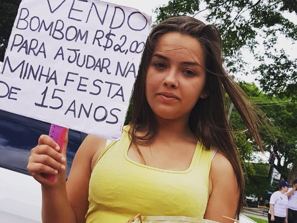 Sem o dinheiro para a festa, adolescente foi para o sinal vender bombons | Reprodução/Arquivo Pessoal