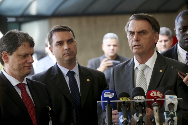 Flávio Bolsonaro (ao centro) recebeu depósitos suspeitos, segundo o Coaf | Wilson Dias/Agência Brasil