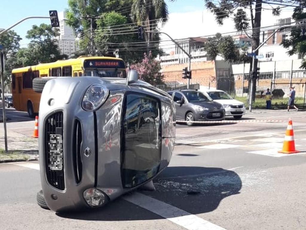 Veículo interrompeu o tráfego na faixa esquerda da Avenida Iguaçu. | Reprodução/
