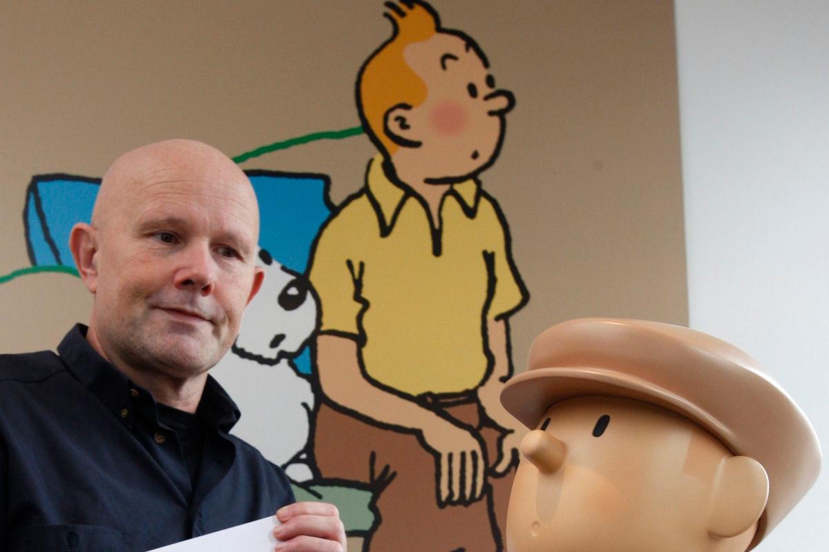 O diretor artístico belga Michel Bareau mostra o logotipo do novo museu Tintin antes de uma coletiva de imprensa em Bruxelas, 14 de janeiro de 2009. | FLR/JGFRANCOIS LENOIR