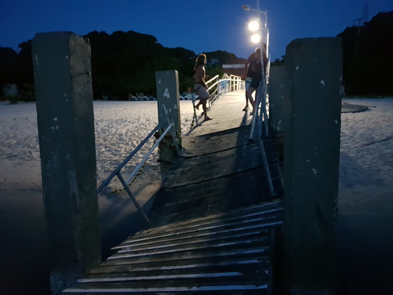 Parte do trapiche da praia de Brasília, na Ilha do Mel, desabou no último domingo (30) | Felipe Andrews Gonçalves/Animpo/Arquivo Pessoal