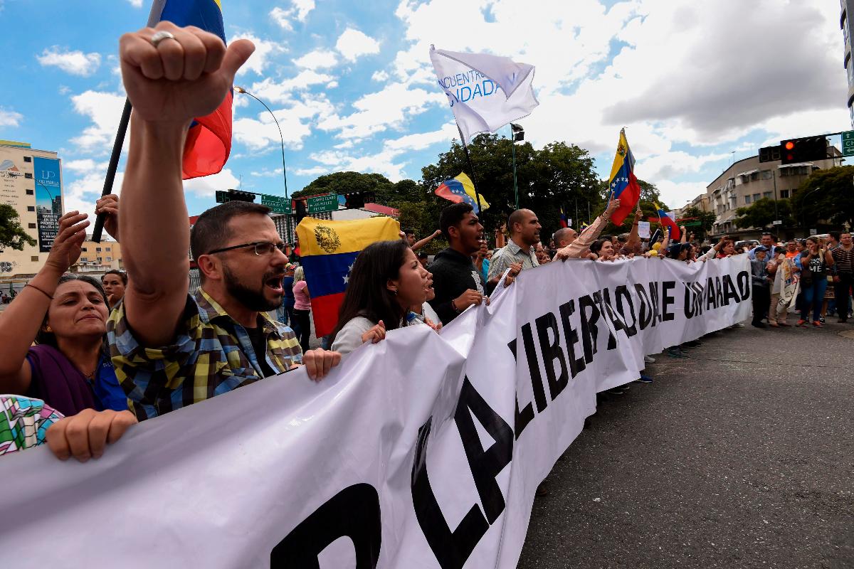 Manifestantes protestam contra o governo do ditador Nicolás Maduro, em ato convocado pela oposição, em Caracas, 30 de janeiro |  JUAN BARRETO / AFP