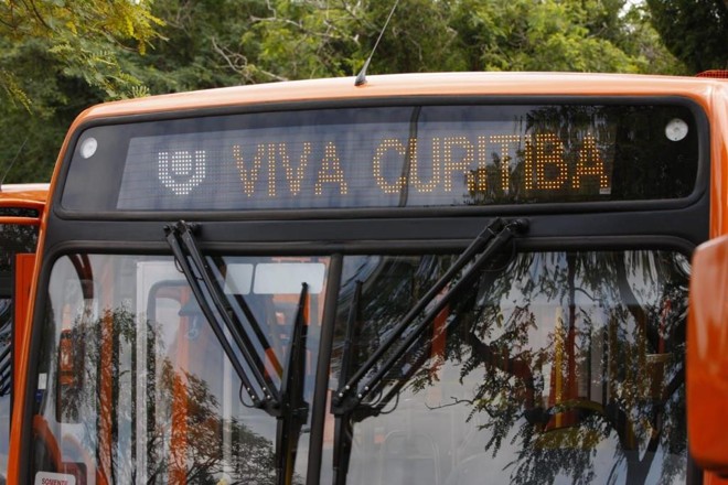 Novos ônibus que a prefeitura de Curitiba entrega no Parque Barigui nesta quinta-feira. | Cassiano Rosario / Gazeta do Povo