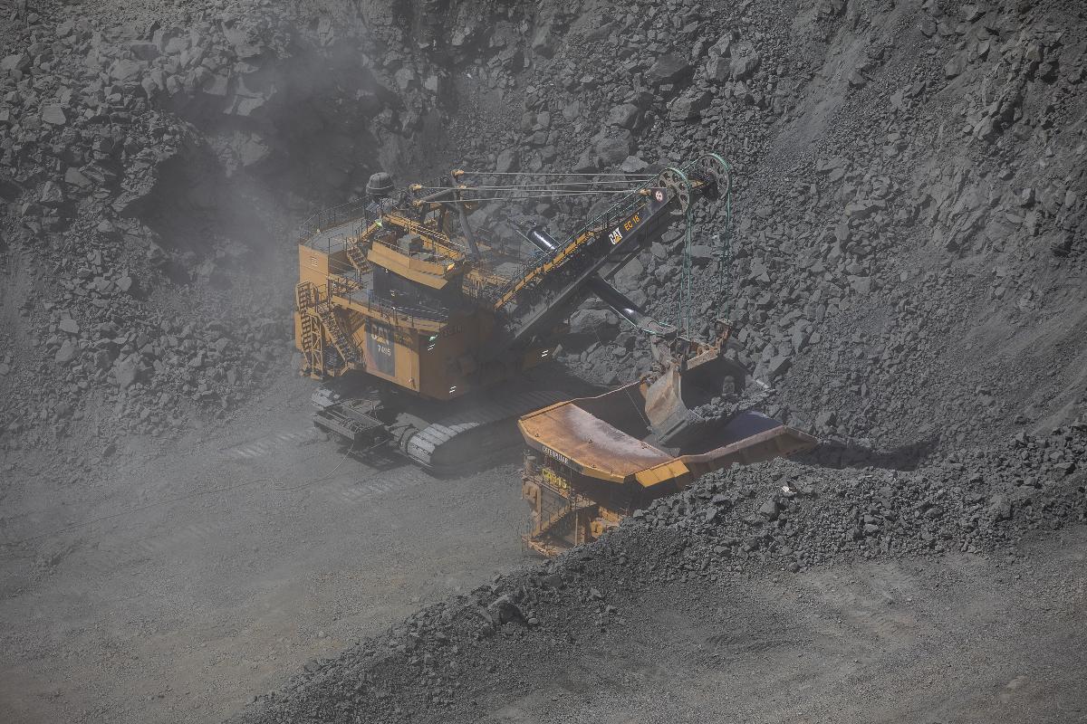 Escavadeira carrega caminhão fora de estrada com mineral de cobre em mina da Vale | Ticardo Teles/Vale