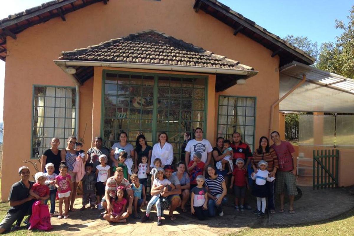 Muitos alunos que passaram pela Apecatu, que hoje acolhe mais de 100 crianças, já estão na universidade | Reprodução Facebook