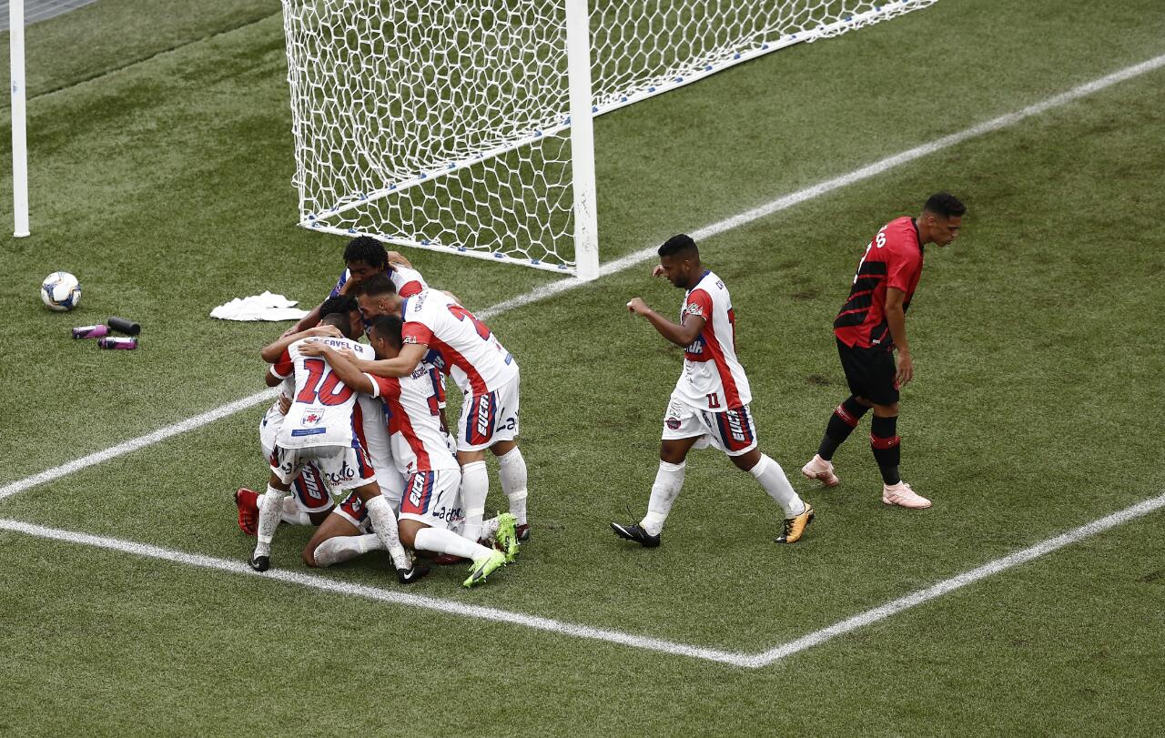 Elenco do Cascavel CR comemora o gol da vitória. | André Rodrigues/Gazeta do Povo/