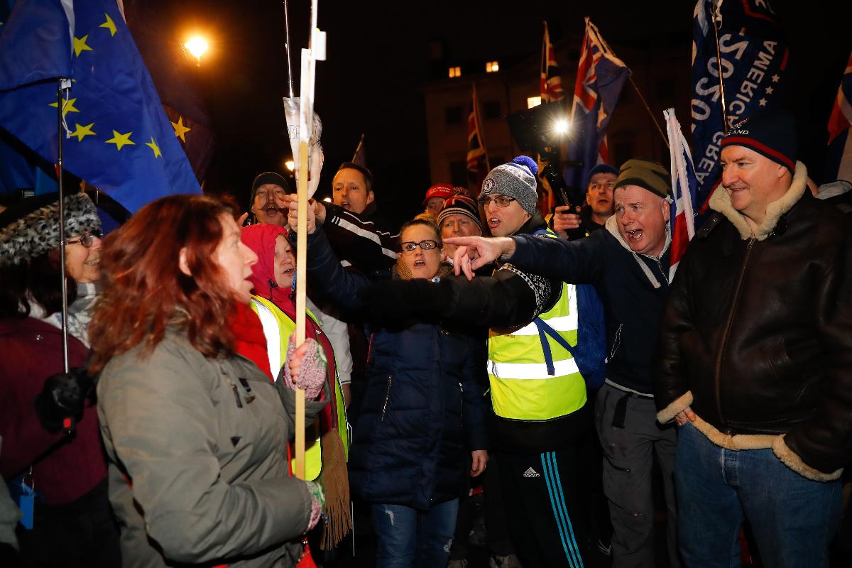 Ativistas pró-Brexit (à direita) discutem manifestantes anti-Brexit em frente ao Parlamento Britânico, em Londres, nesta terça-feira | TOLGA AKMEN / AFP