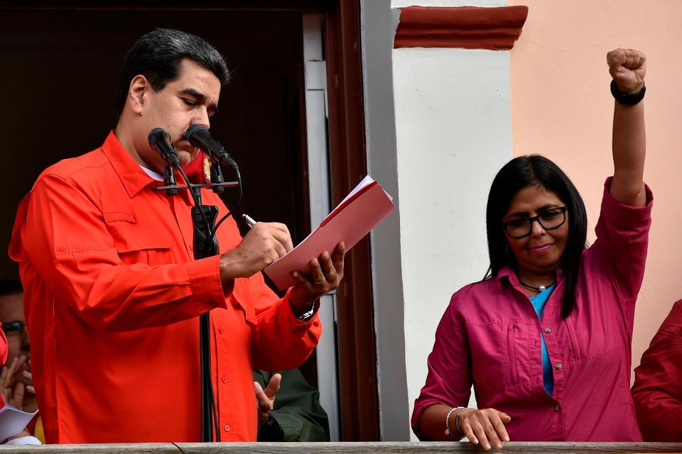 O ditador da Venezuela, Nicolas Maduro, ao lado da vice-ditadora venezuelana, Delcy Rodriguez, assina, na sacada do Palácio Presidencial de Miraflores, documento pelo qual seu governo rompe laços diplomáticos com os Estados Unidos | LUIS ROBAYO/AFP