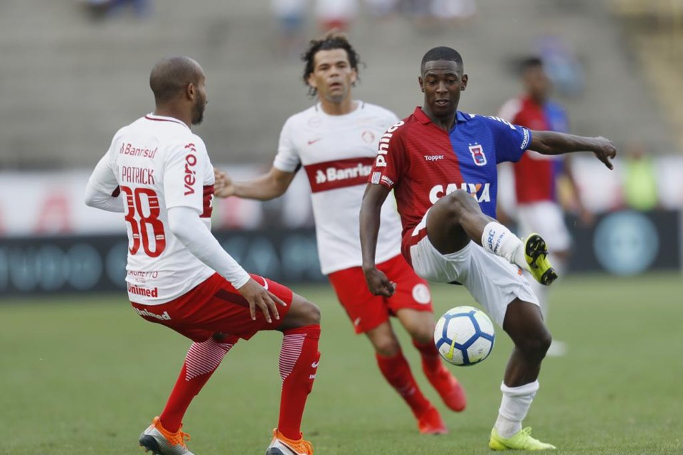 Jhonny Lucas em ação pelo Paraná Clube na Série A de 2018 | Jonathan Campos/Gazeta do Povo