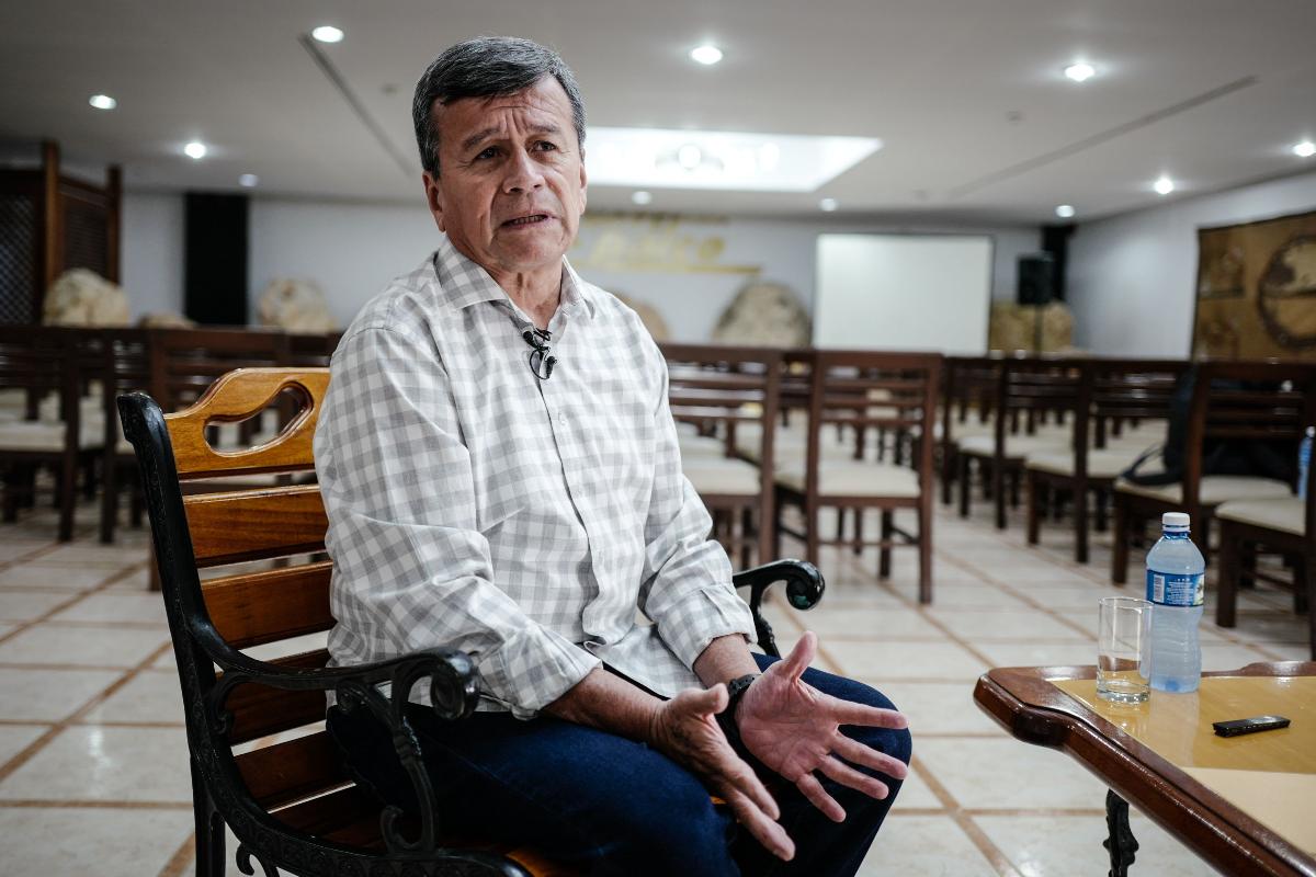 Pablo Beltran, comandante do ELN e chefe da delegação do grupo às negociações de paz em Havana, fala durante uma entrevista à AFP em Havana, em 21 de janeiro de 2018 | ADALBERTO ROQUE/AFP