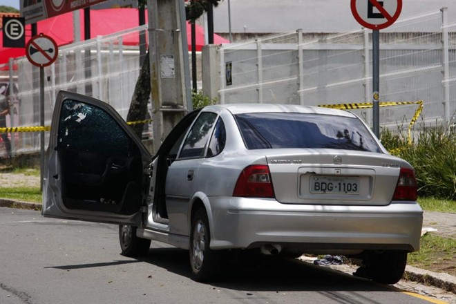 Homem e criança baleados estavam dentro de um Vectra estacionado na Rua Desembargador Hugo Simas, próximo à esquina com a Rua Teffé | Cassiano Rosário/Gazeta do Povo