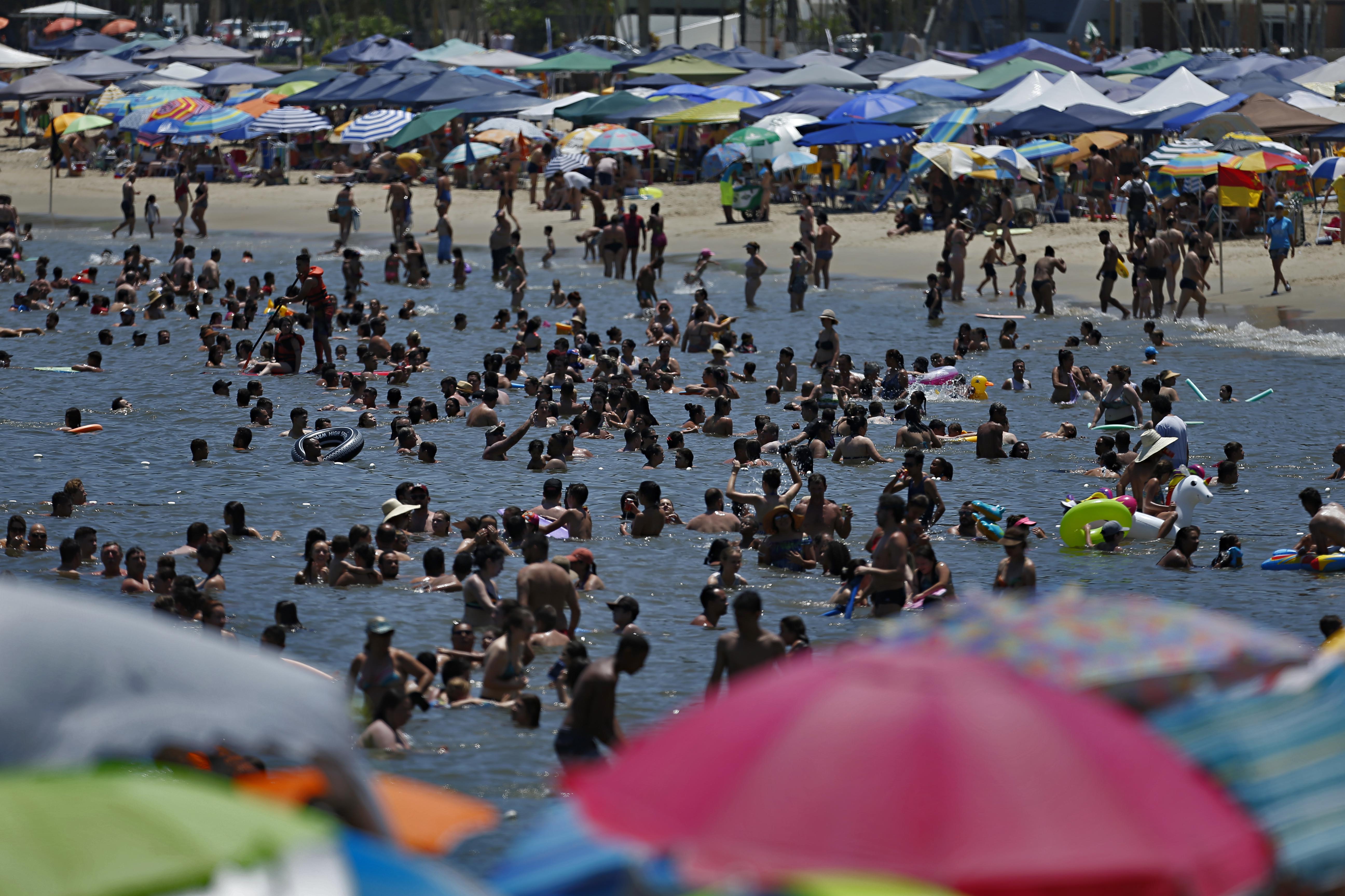 Para quem está de férias nas praias paranaenses, uma boa notícia: semana será de calor. | Albari Rosa/Gazeta do Povo