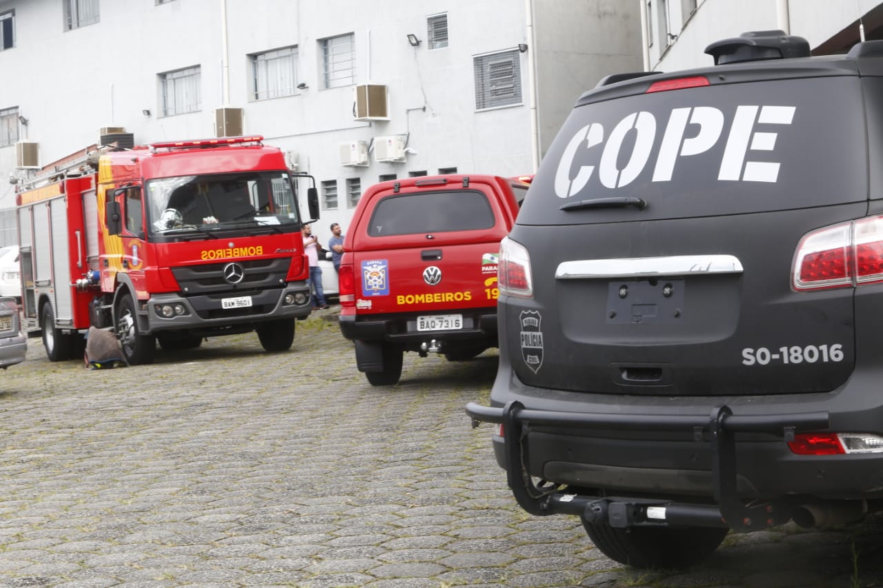 Policiais do Cope, da Polícia Civil, e Corpo de Bombeiros foram atender a ocorrência no bairro Uberaba. | Aniele Nascimento/Gazeta do Povo