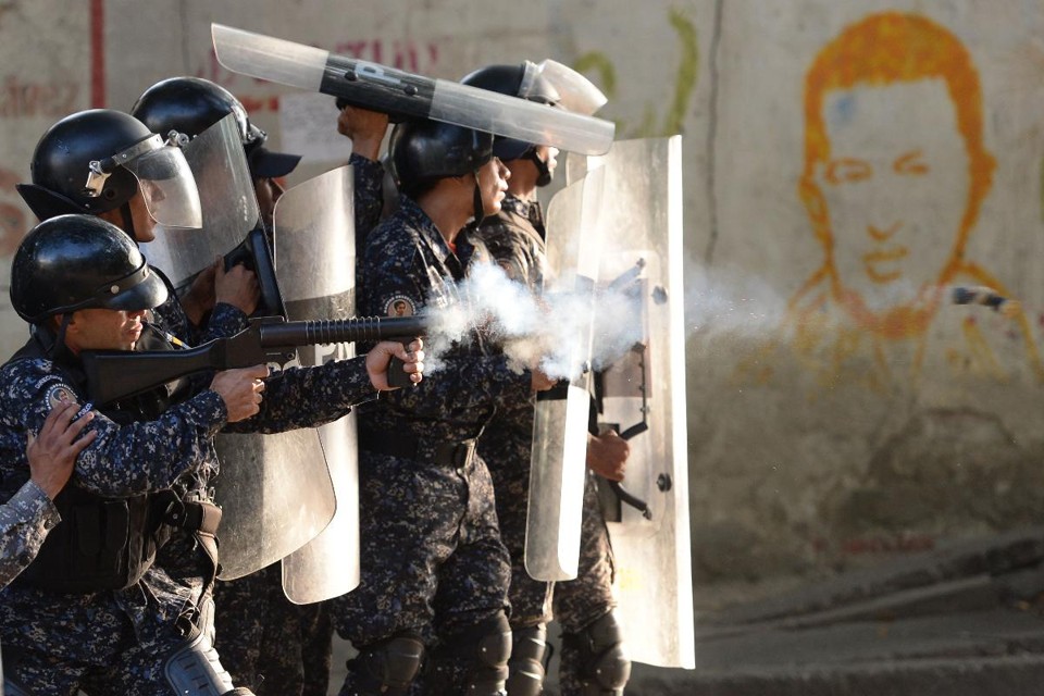 Confronto policial com manifestantes contrários ao regime no bairro de Los Mecedores, em Caracas, em 21 de janeiro de 2019 | FEDERICO PARRA/AFP