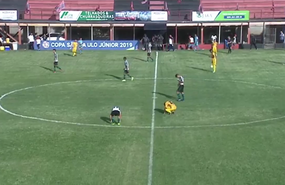 Jogadores do Coritiba cabisbaixos após empate com o Madureira na Copinha de 2019 | Reprodução/Mycujoo